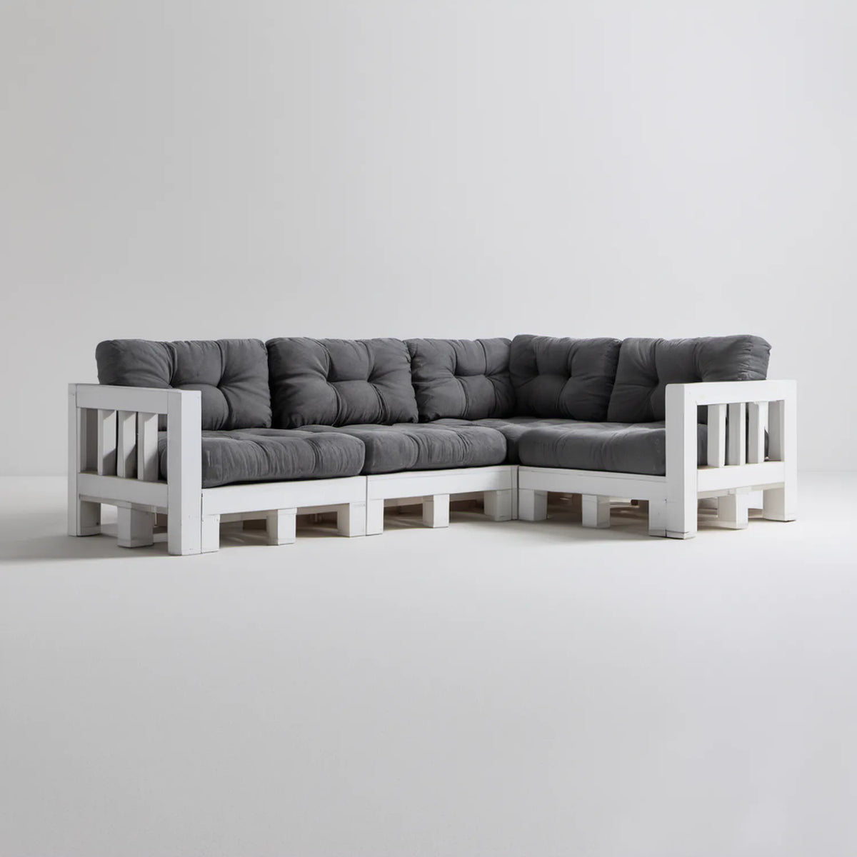 Narożna sofa ogrodowa z litego drewna sosnowego biała z ciemnoszarymi poduszkami 210 x 140 x 70 cm